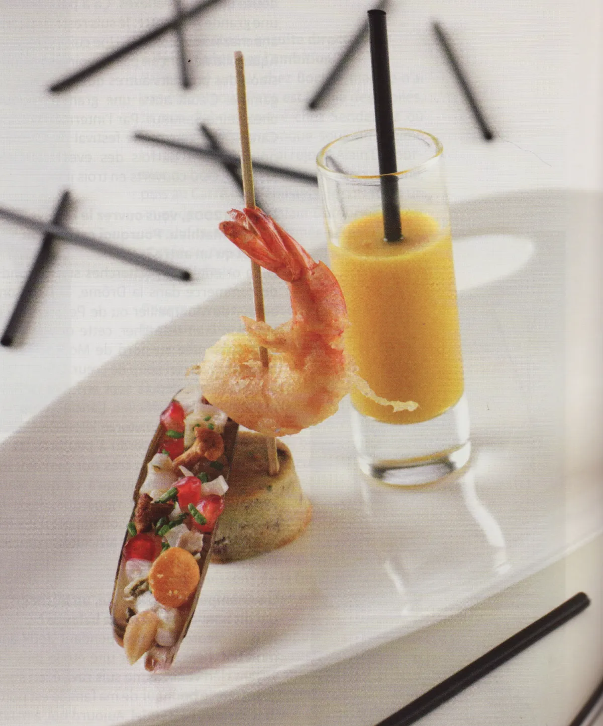 Brochette de gambas sur gâteau de girolles, velouté de courge delicata