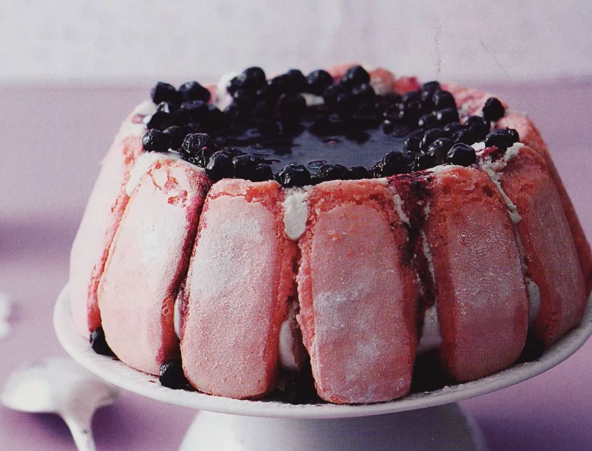 Charlotte au chocolat blanc et aux myrtilles