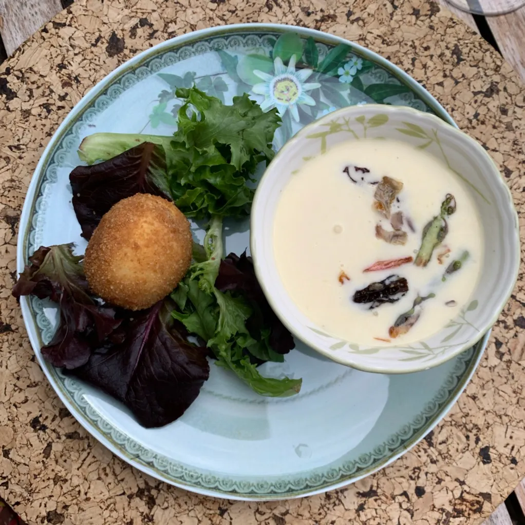Crème d'asperge et oeuf frit
