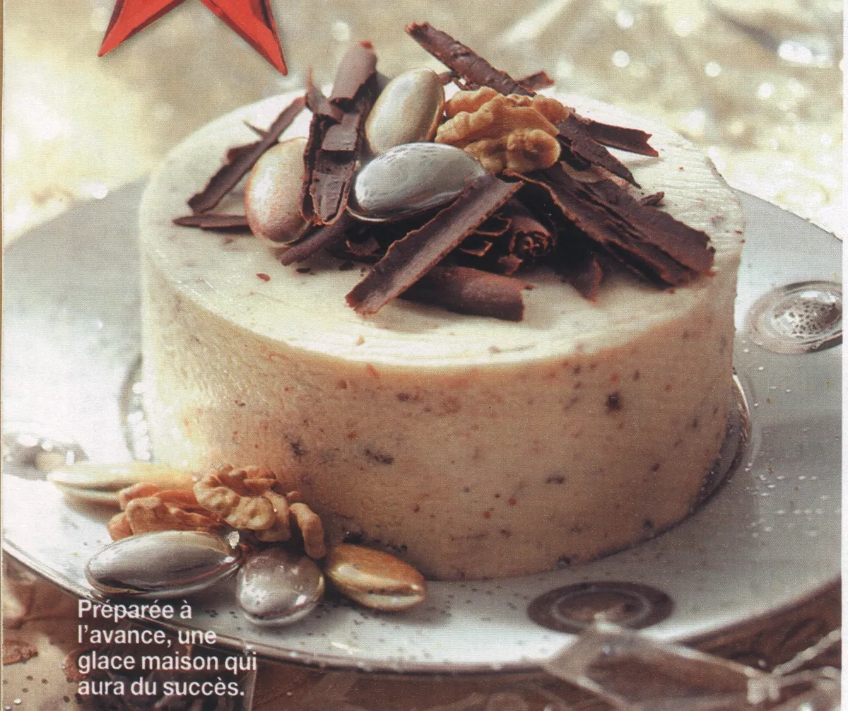 Nougat glacé aux éclats de chocolat et aux fruits secs