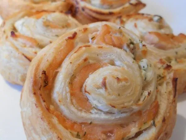 Roulés feuilletés au saumon fumé