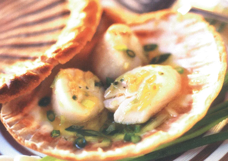 Saint-Jacques au gingembre en coquilles lutées