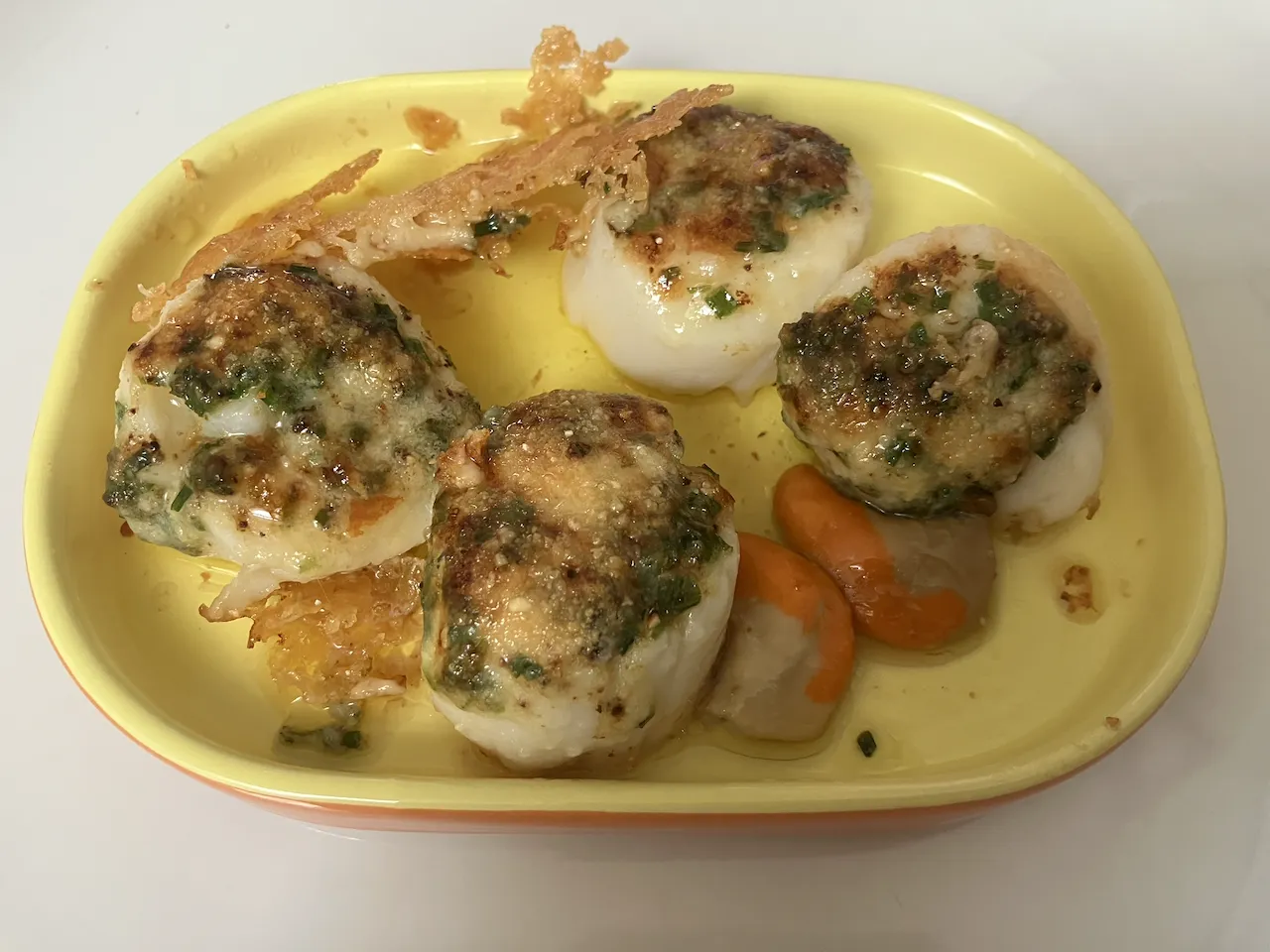 Coquilles Saint-Jacques rôties aux herbes et parmesan