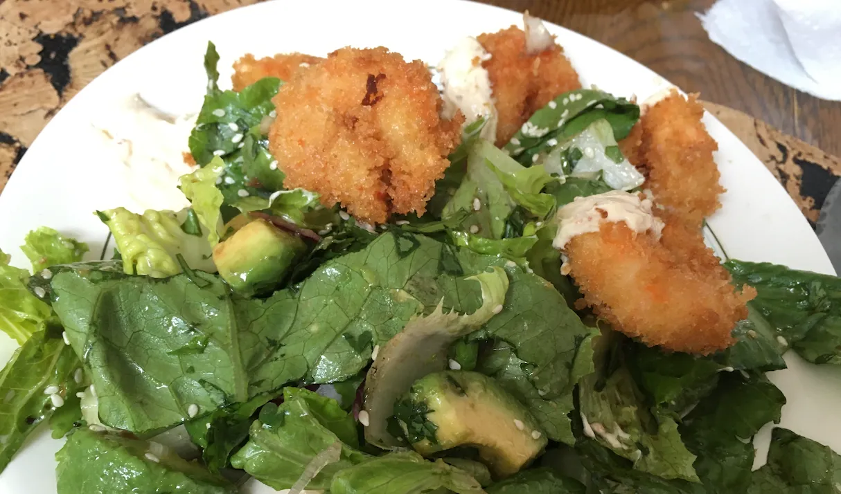 Salade de crevettes croustillantes