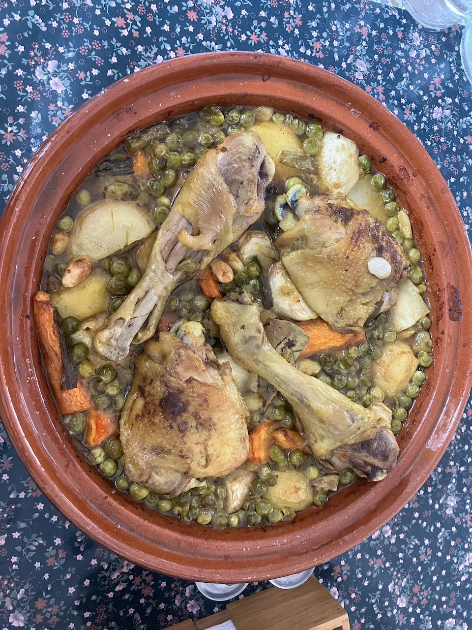 Tagine de poulet aux légumes de printemps